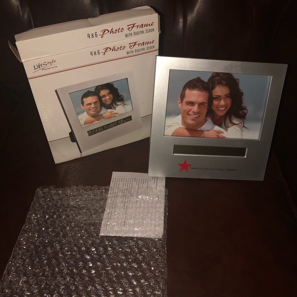 SILVER FINSH 4X6 PHOTO FRAME WITH DIGITAL CLOCK: